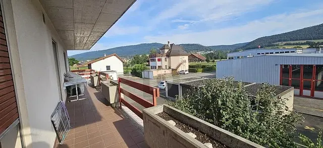 Кухиња; кухињски апарати, дрвени под, природно светло, модерни стил