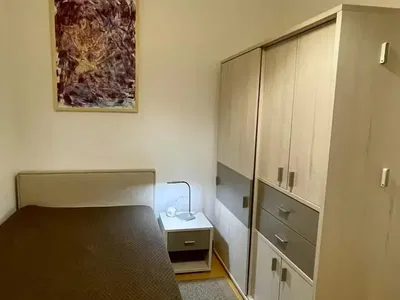 Sala de estar; chão de madeira, luz natural, estilo moderno