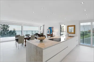 Κουζίνα; συσκευές κουζίνας, ξύλινο πάτωμα, φυσικό φως, μοντέρνο στυλ