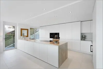 Κουζίνα; συσκευές κουζίνας, ξύλινο πάτωμα, φυσικό φως, μοντέρνο στυλ