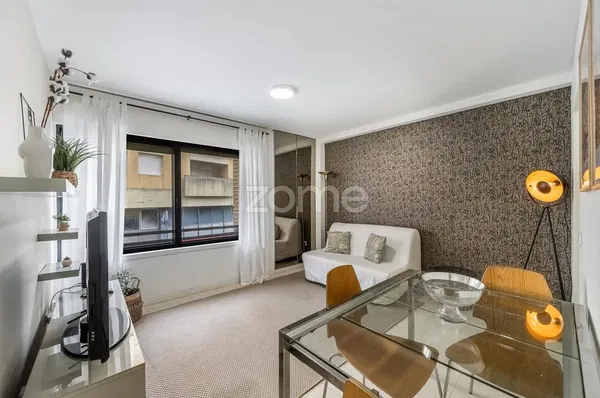 Cucina; elettrodomestici, pavimento in legno, luce naturale, stile moderno