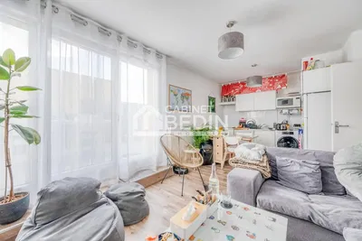 Kuchnia; sprzęt kuchenny, podłoga drewniana, światło dzienne, styl nowoczesny