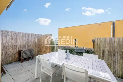 Kuchnia; sprzęt kuchenny, podłoga drewniana, światło dzienne, styl nowoczesny