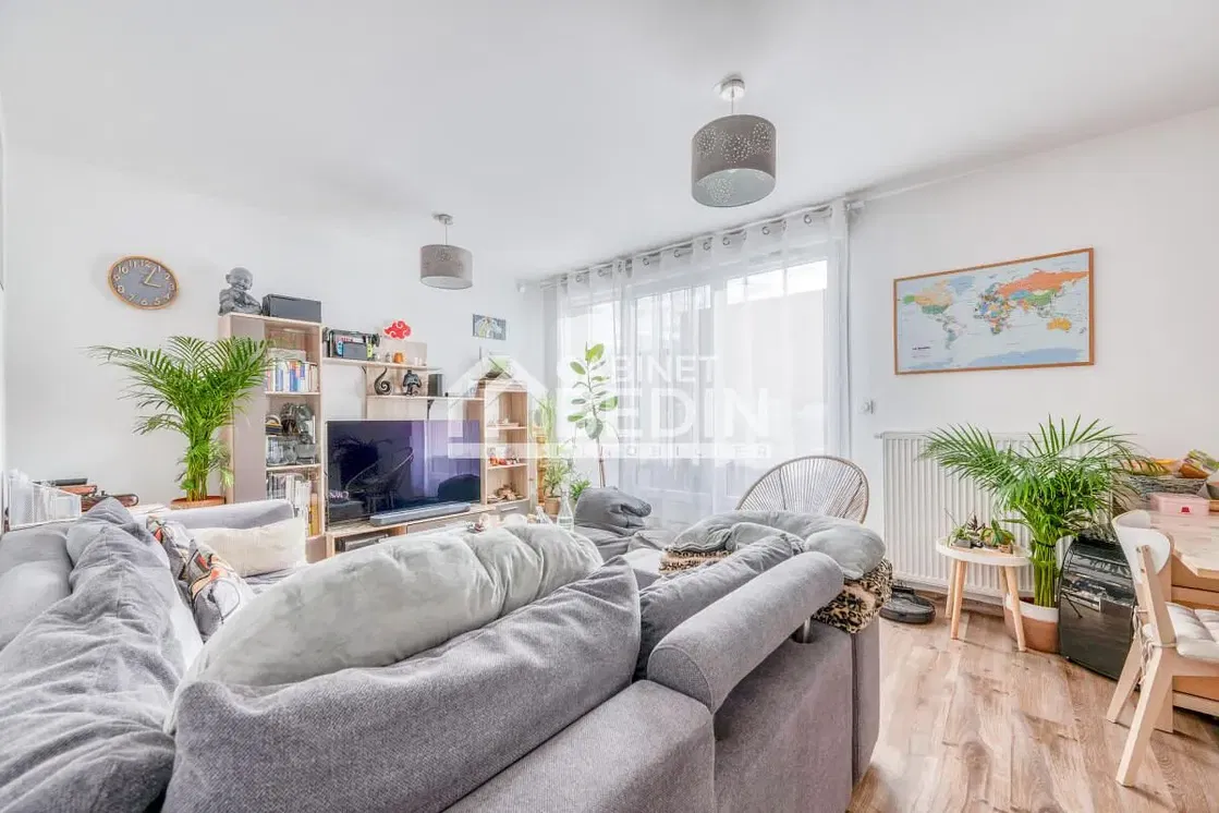 Kuchnia; sprzęt kuchenny, podłoga drewniana, światło dzienne, styl nowoczesny