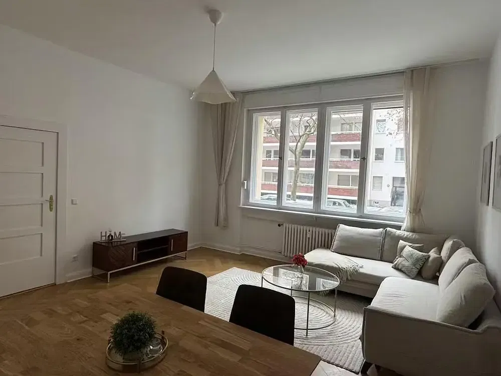 Dnevni boravak; drveni pod, prirodna svjetlost, moderan stil