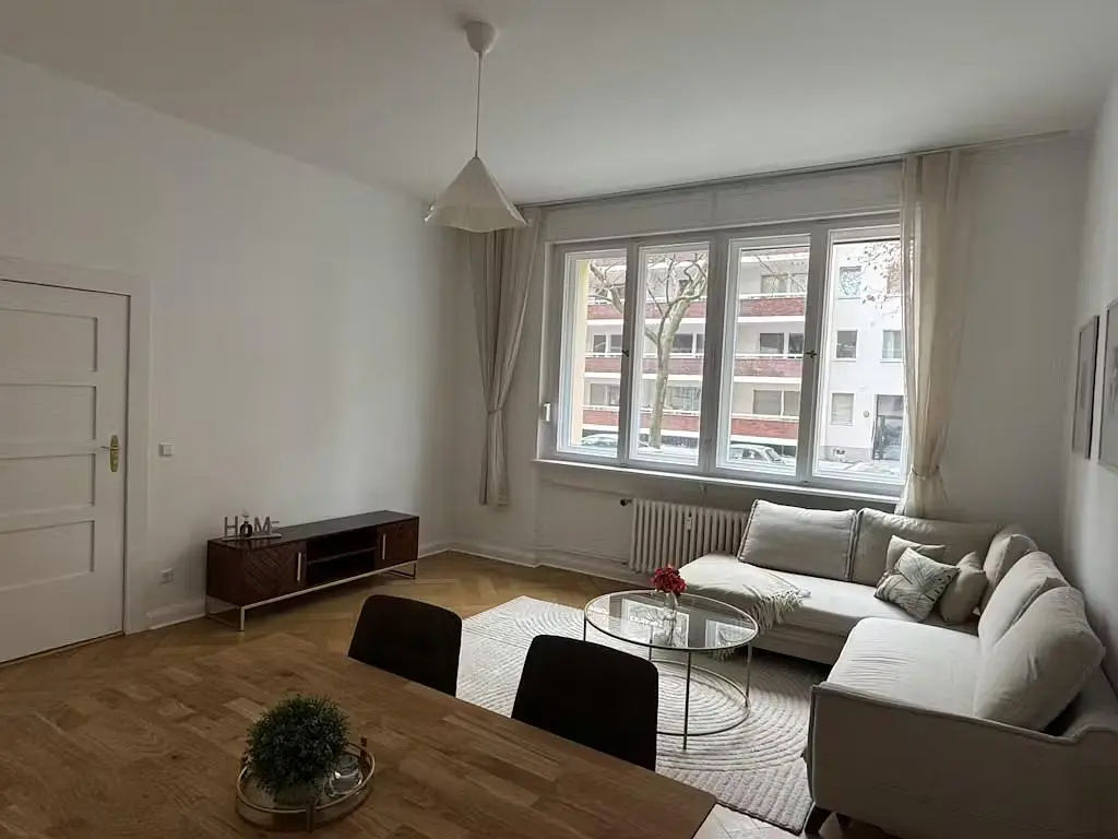 Dnevni boravak; drveni pod, prirodna svjetlost, moderan stil