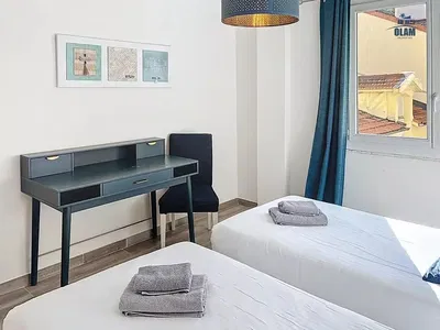 Cuisine; électroménager, parquet, lumière naturelle, style moderne