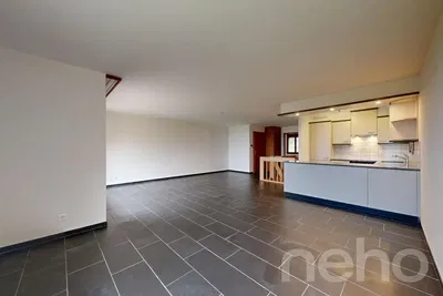 Кухиња; кухињски апарати, дрвени под, природно светло, модерни стил