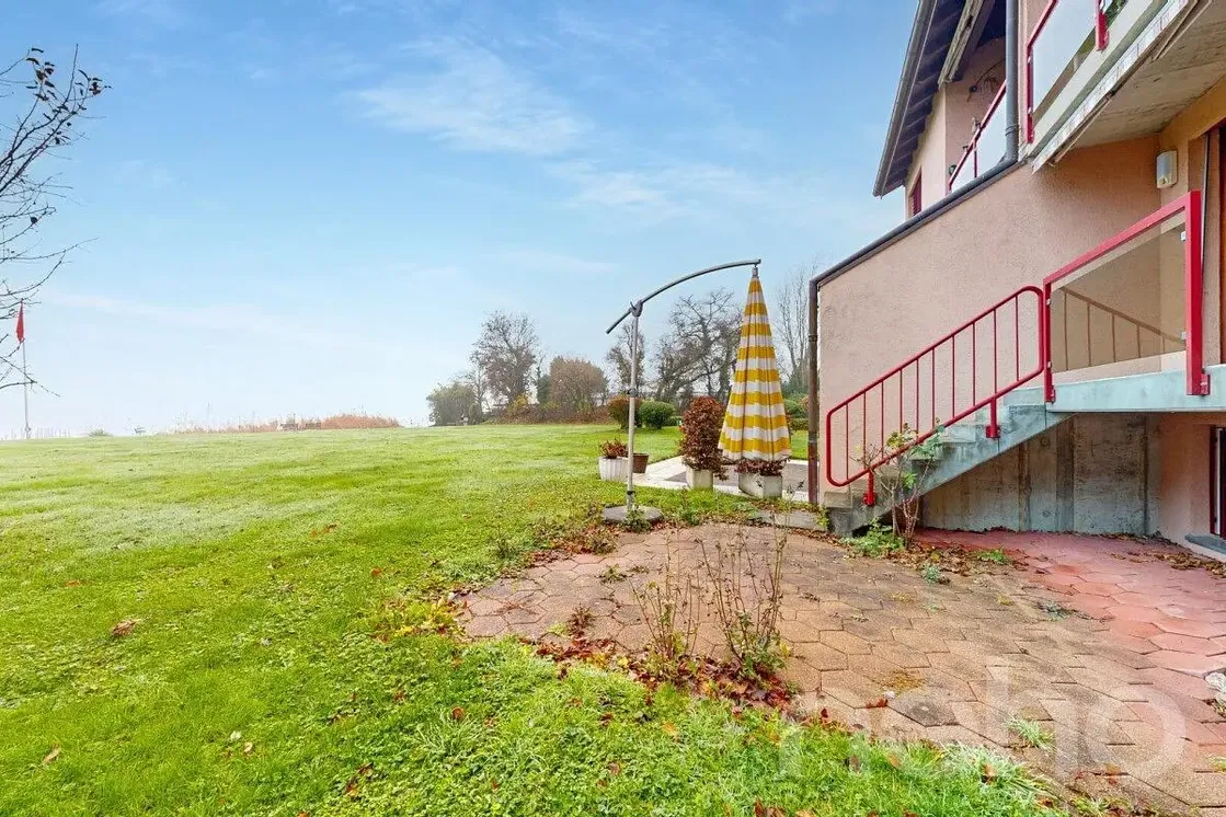 Oturma odası; ahşap zemin, doğal ışık, modern stil