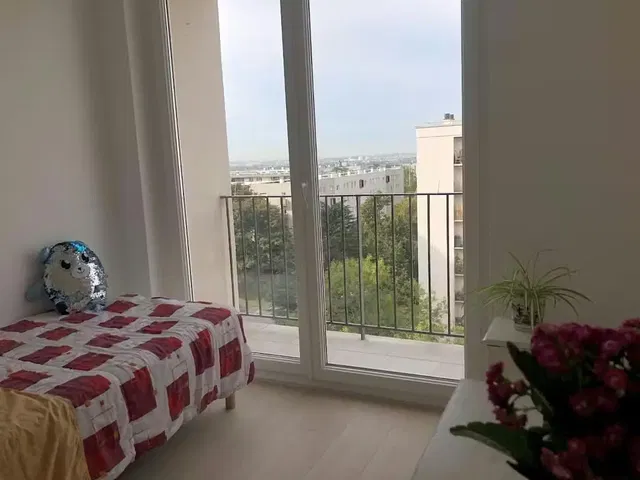 Cuisine; électroménager, parquet, lumière naturelle, style moderne