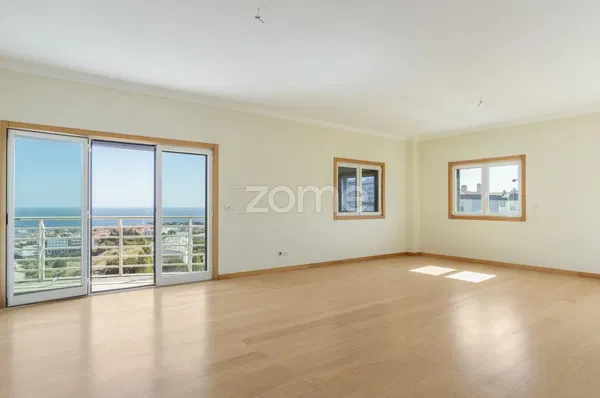 Cozinha; eletrodomésticos, chão de madeira, luz natural, estilo moderno