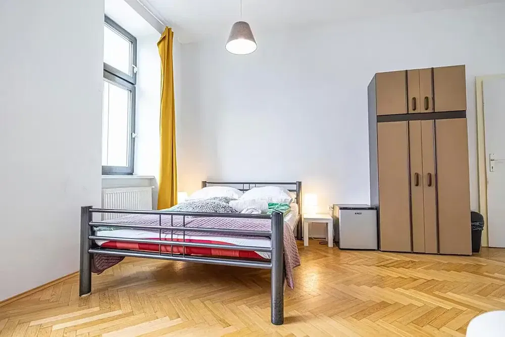 Küche; küchengeräte, holzboden, tageslicht, moderner stil