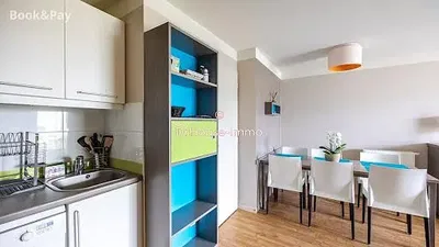 Kuchyňa; kuchynské spotrebiče, drevená podlaha, prirodzené svetlo, moderný štýl