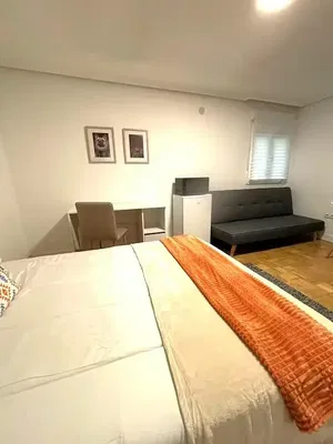 Küche; küchengeräte, holzboden, tageslicht, moderner stil