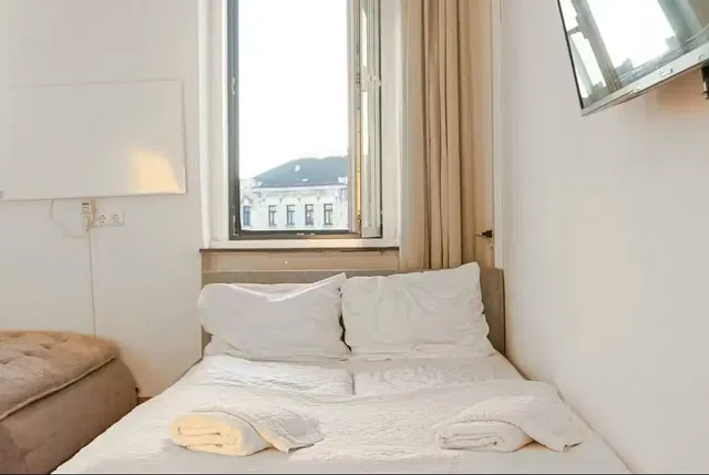 Küche; küchengeräte, holzboden, tageslicht, moderner stil