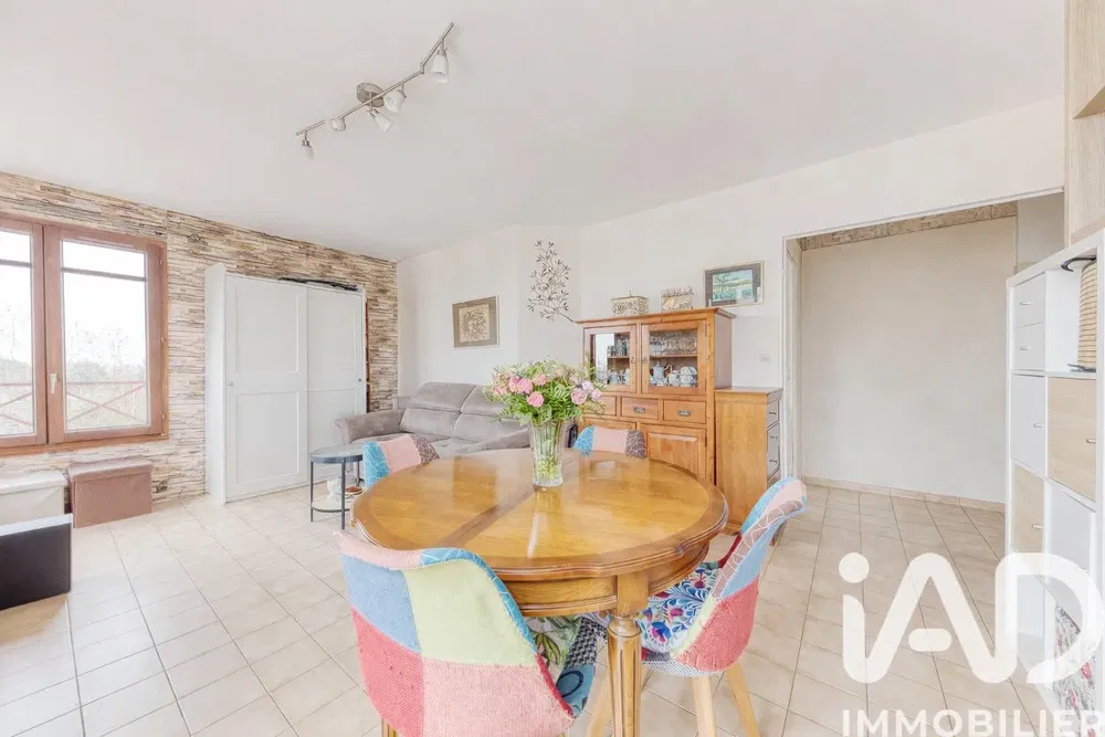 Cucina; elettrodomestici, pavimento in legno, luce naturale, stile moderno