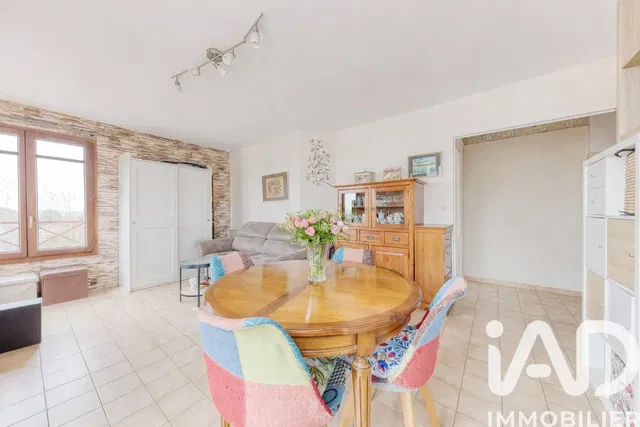 Кухиња; кухињски апарати, дрвени под, природно светло, модерни стил