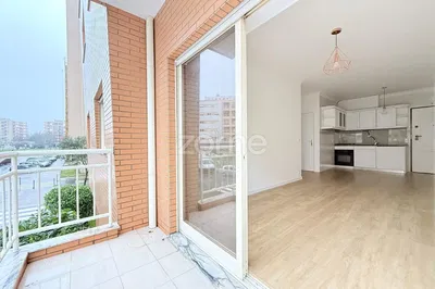 Кухиња; кухињски апарати, дрвени под, природно светло, модерни стил