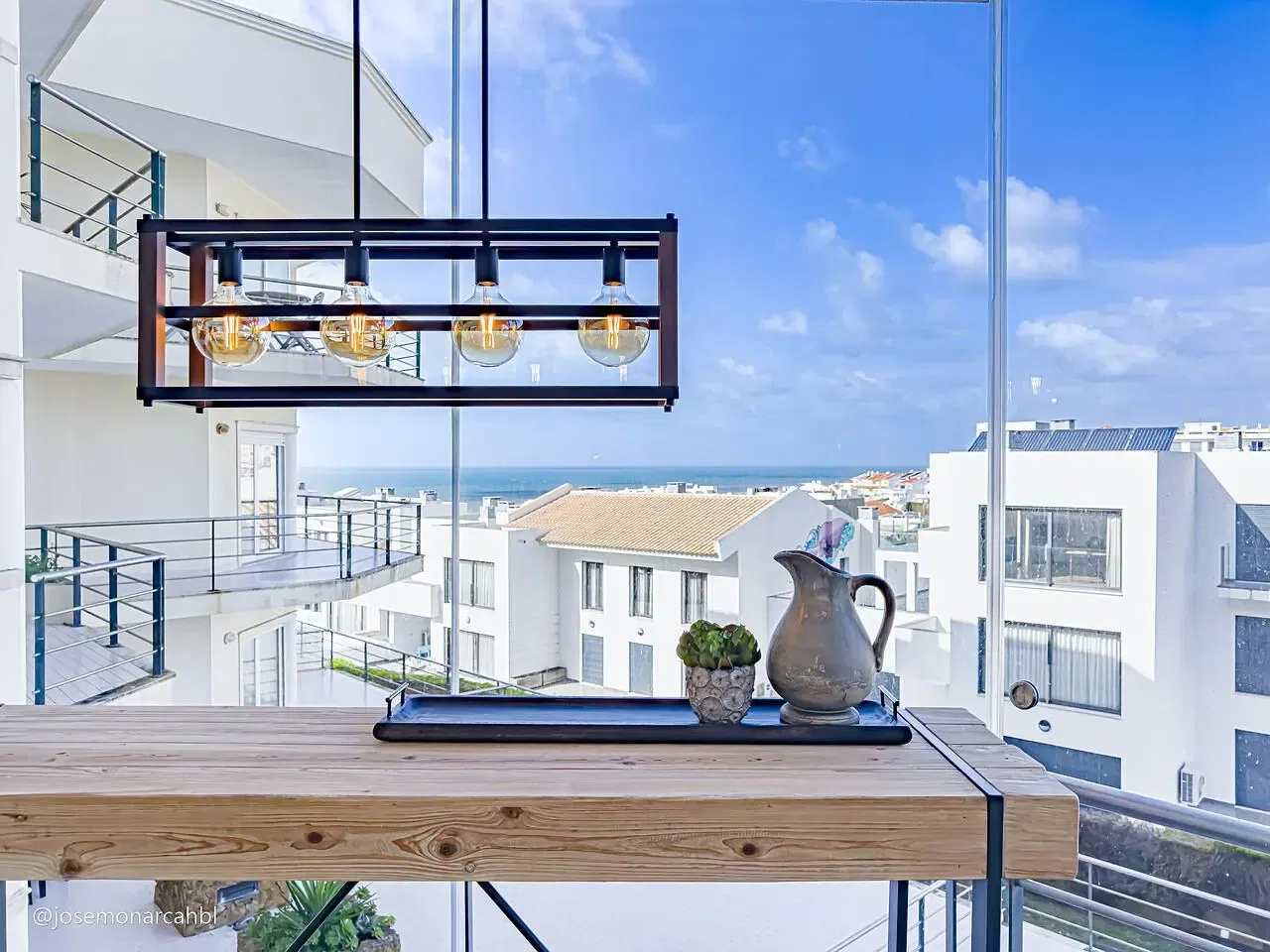 Küche; küchengeräte, holzboden, tageslicht, moderner stil