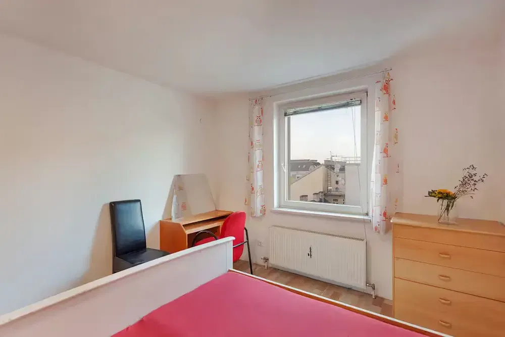 Κουζίνα; συσκευές κουζίνας, ξύλινο πάτωμα, φυσικό φως, μοντέρνο στυλ