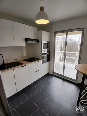 Kuchyně; kuchyňské spotřebiče, dřevěná podlaha, přirozené světlo, moderní styl