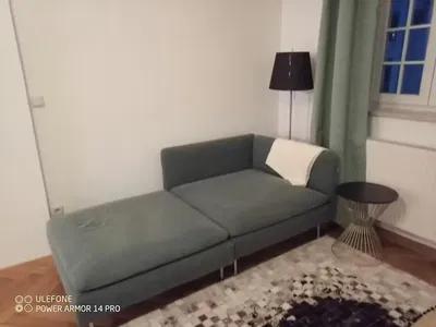 Κουζίνα; συσκευές κουζίνας, ξύλινο πάτωμα, φυσικό φως, μοντέρνο στυλ