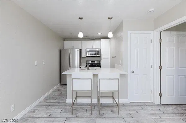 Cuisine; électroménager, parquet, lumière naturelle, style moderne