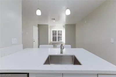 Cuisine; électroménager, parquet, lumière naturelle, style moderne