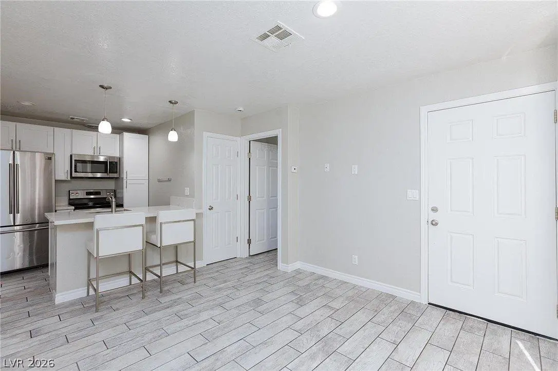 Salon; parquet, lumière naturelle, style moderne