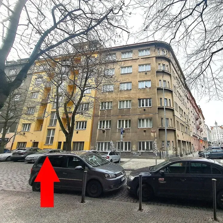 Кухня; кухненски уреди, дървен под, естествена светлина, модерен стил