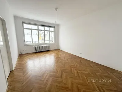 Kuchnia; sprzęt kuchenny, podłoga drewniana, światło dzienne, styl nowoczesny