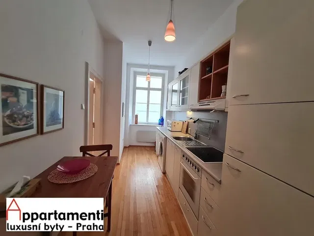 Cocina; electrodomésticos, suelo de madera, luz natural, estilo moderno