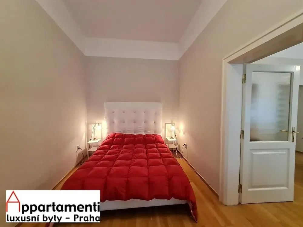 Κουζίνα; συσκευές κουζίνας, ξύλινο πάτωμα, φυσικό φως, μοντέρνο στυλ