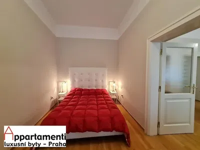 Κουζίνα; συσκευές κουζίνας, ξύλινο πάτωμα, φυσικό φως, μοντέρνο στυλ