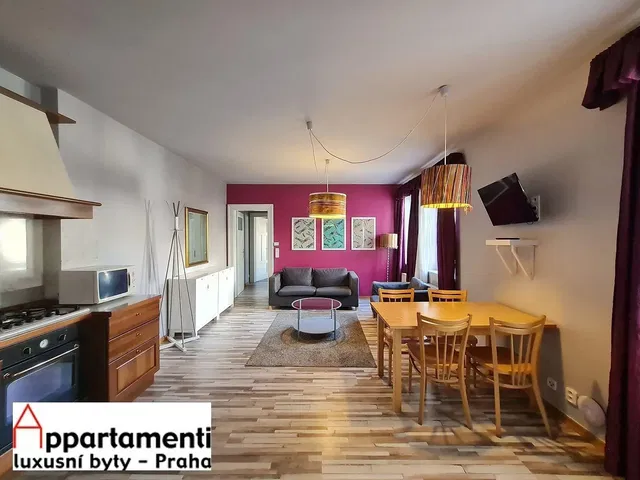 Cocina; electrodomésticos, suelo de madera, luz natural, estilo moderno