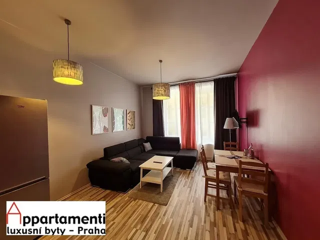 Salón; suelo de madera, luz natural, estilo moderno