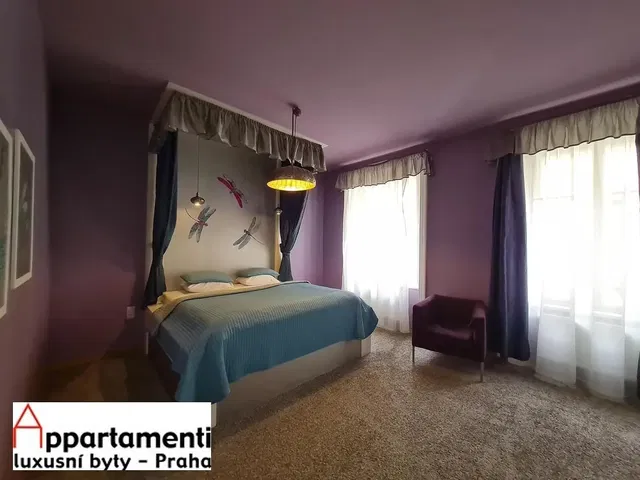 Salón; suelo de madera, luz natural, estilo moderno