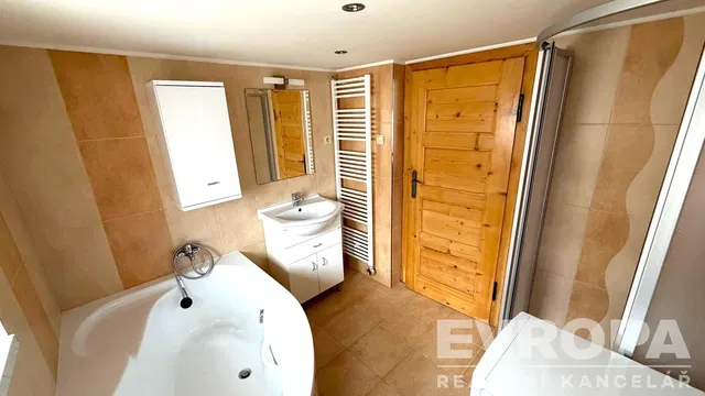 Küche; küchengeräte, holzboden, tageslicht, moderner stil