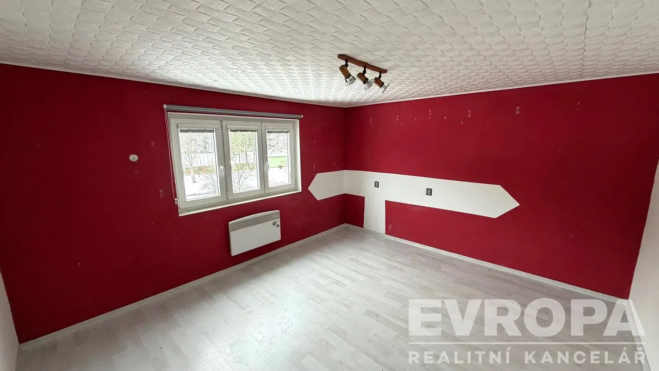 Кухня; кухненски уреди, дървен под, естествена светлина, модерен стил