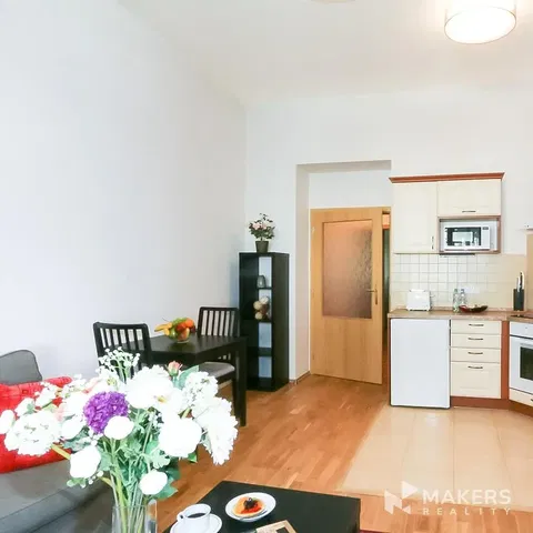 Küche; küchengeräte, holzboden, tageslicht, moderner stil