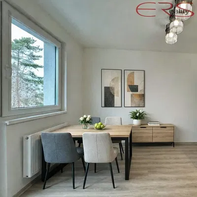 Küche; küchengeräte, holzboden, tageslicht, moderner stil