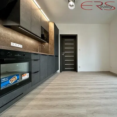 Küche; küchengeräte, holzboden, tageslicht, moderner stil