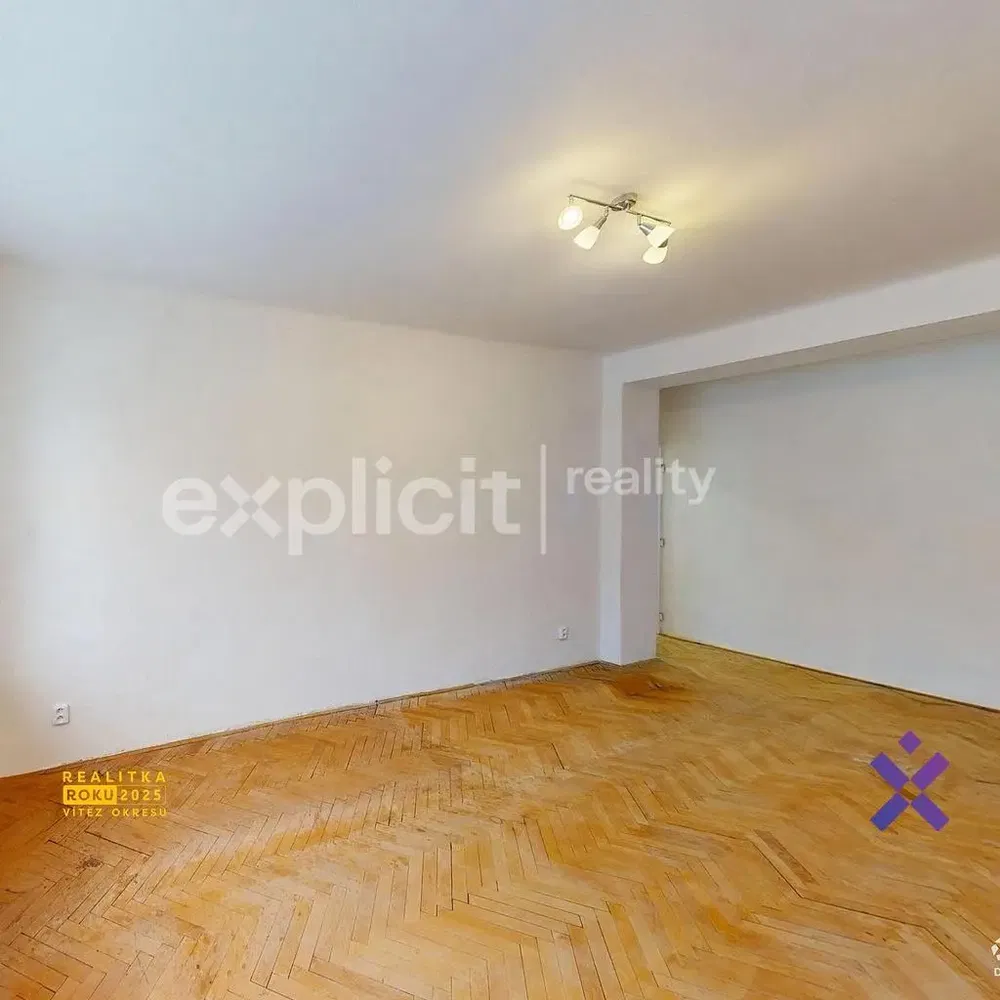 Living room; wood floor, natural light, modern style