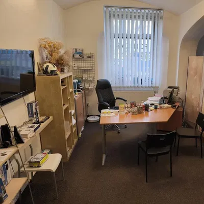 Küche; küchengeräte, holzboden, tageslicht, moderner stil