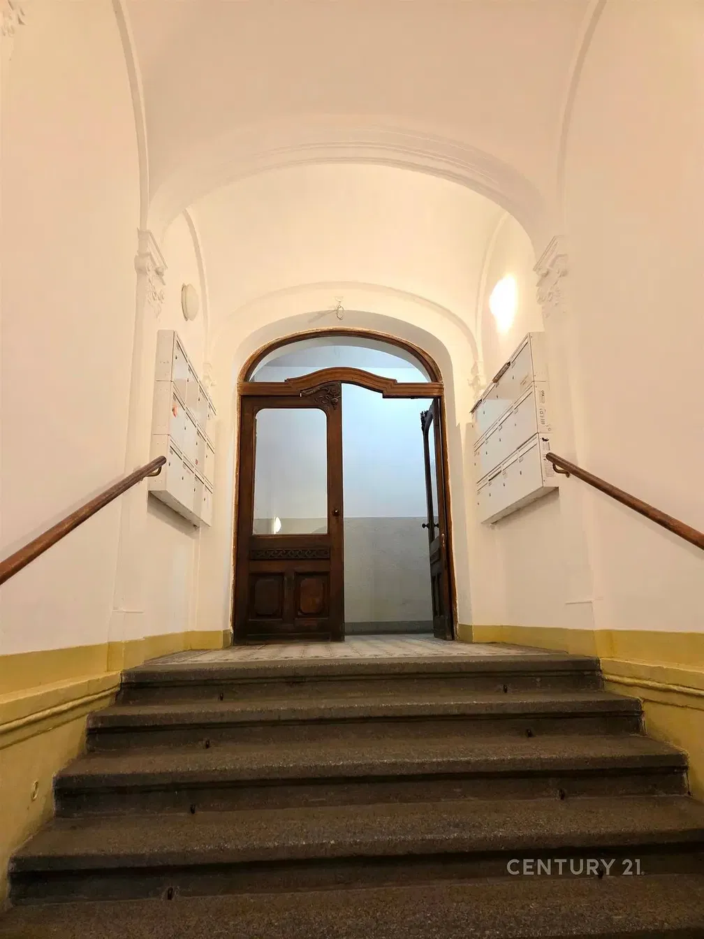 Хол; дървен под, естествена светлина, модерен стил