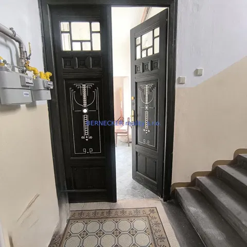 Кухня; кухненски уреди, дървен под, естествена светлина, модерен стил