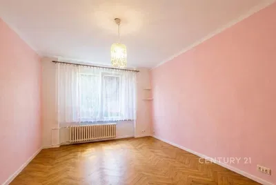 Кухиња; кухињски апарати, дрвени под, природно светло, модерни стил