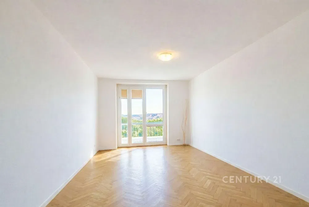 Кухиња; кухињски апарати, дрвени под, природно светло, модерни стил