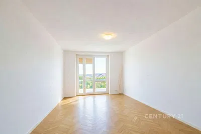 Кухиња; кухињски апарати, дрвени под, природно светло, модерни стил