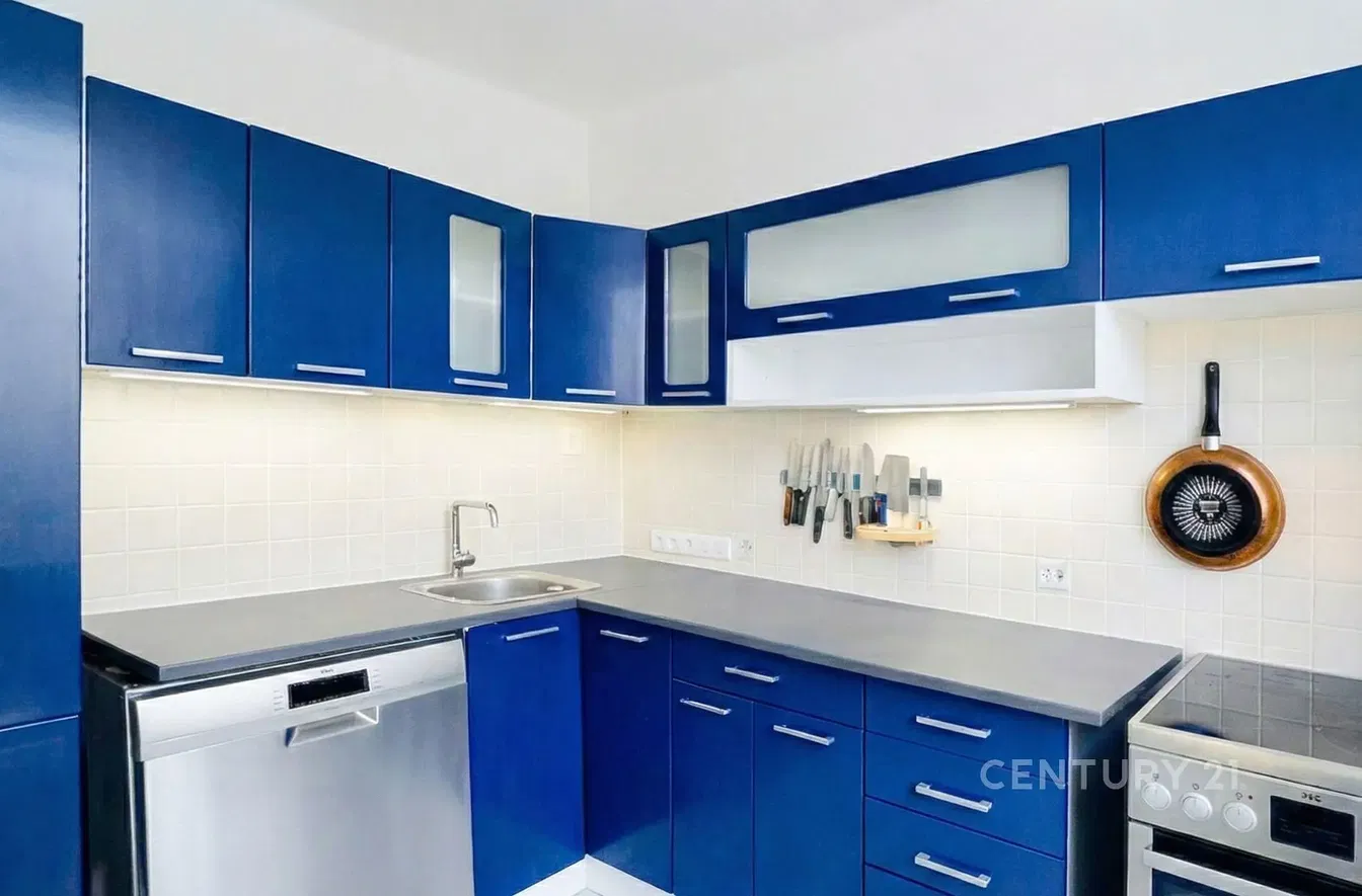 Кухня; кухненски уреди, дървен под, естествена светлина, модерен стил